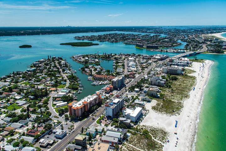 Vacation rental for 4 people, with balcony and pool as well as hot tub, with pets in Madeira Beach