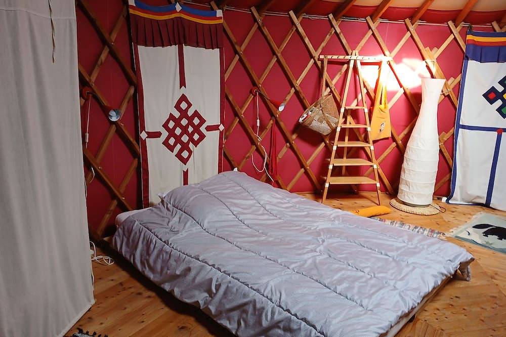 Yurt and eco-friendly rooms in the heart of nature, very quiet, vegetarian meals available in Beaulieu (Le Puy-en-Velay), Haute-Loire
