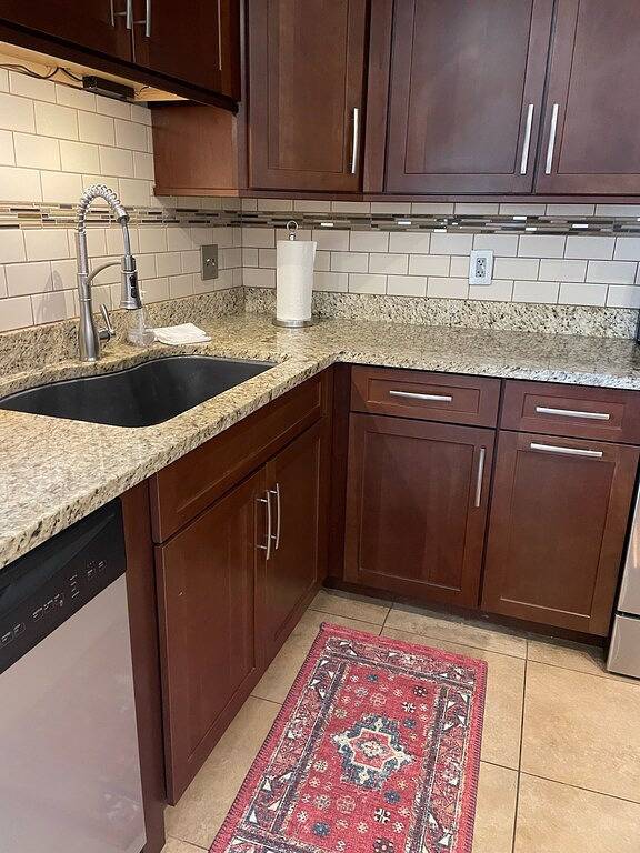 Beautiful Townhome 0.2 Miles to Downtown Au! Sleeps 8! in Auburn (AL), Alabama