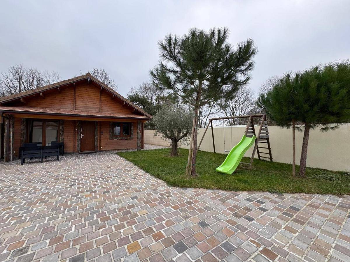 Three-Bedroom Chalet in Montévrain, Seine-et-Marne