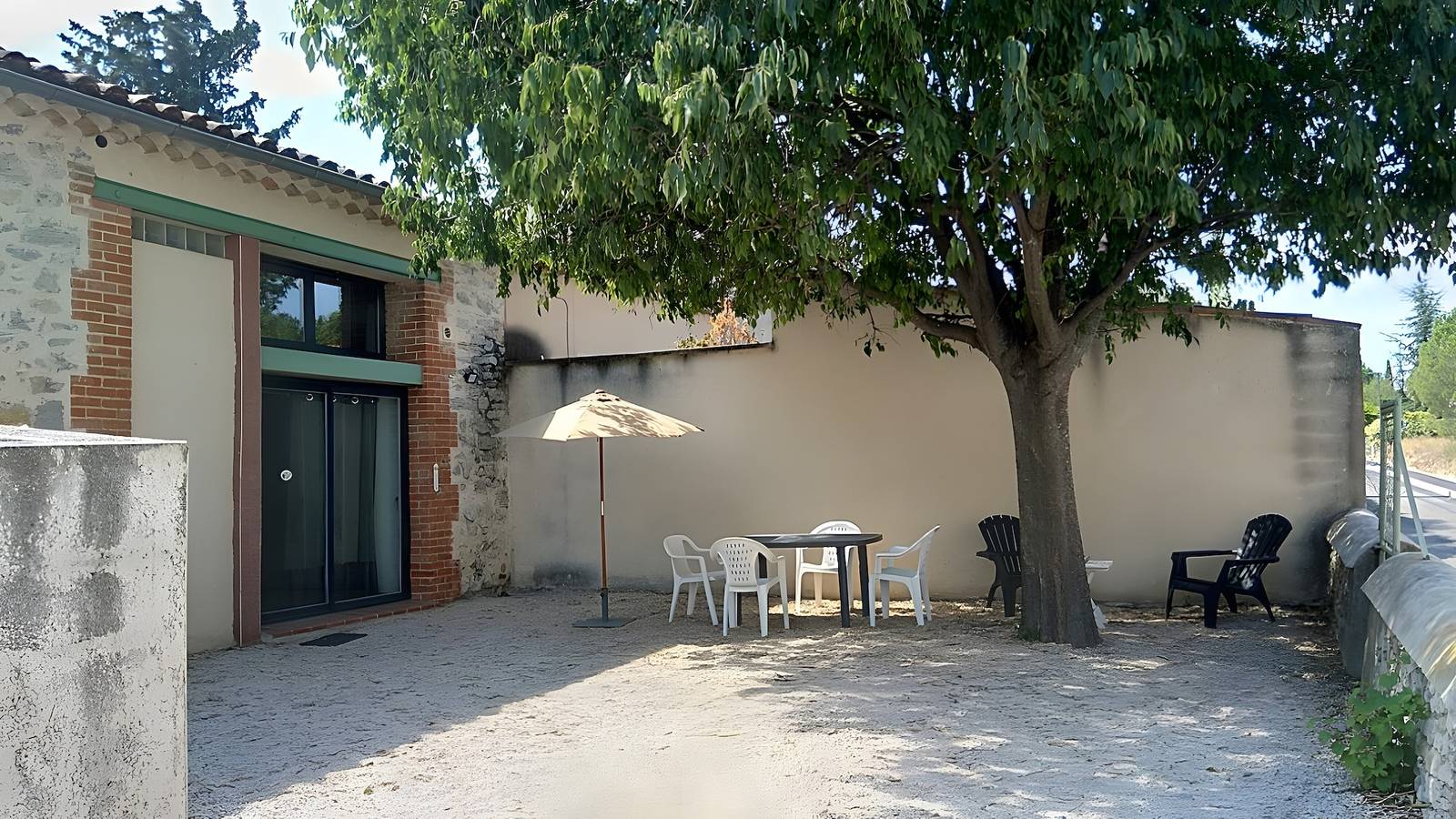 Le Gîte Du Vieux Mûrier Côté Est : jardin privé, Wi-Fi et climatisation in Saint-Jean-de-Serres, Région d'Alès
