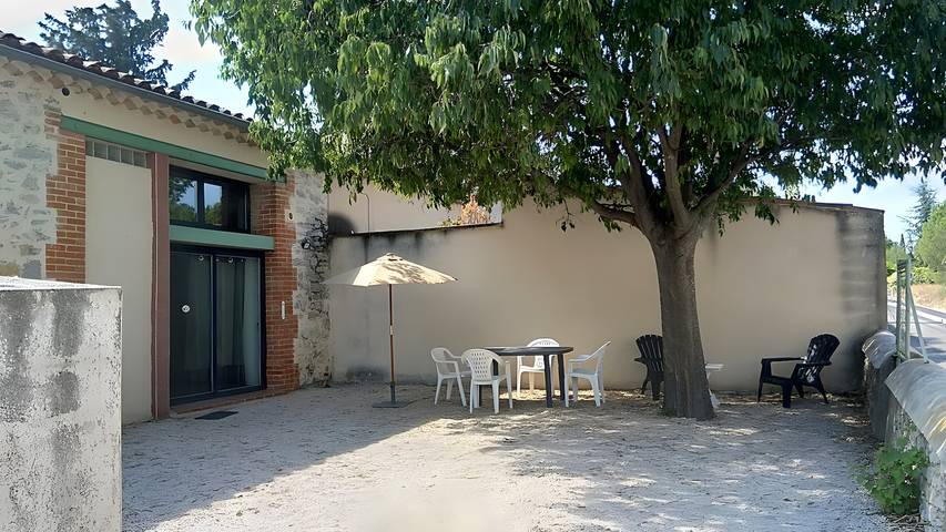 Le Gîte Du Vieux Mûrier Côté Est: privé tuin, Wi-Fi en mobiele airco in Saint-Jean-de-Serres, Alès en omgeving