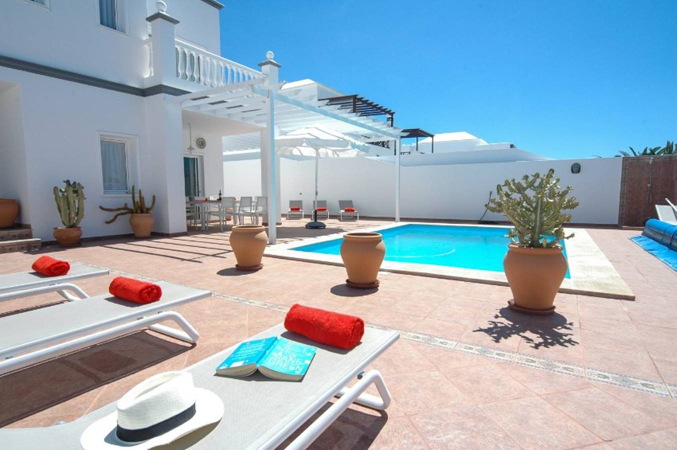 Splendid Costa Teguise Villa | 4 Bedrooms | Casa Angelica | Walking Distance to Beach | Great Pool Area in Costa Teguise, Teguise
