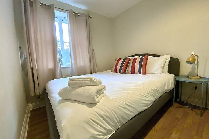 Ganze Wohnung, Woking 2-Bed Flat with Balcony and Parking in Woking, Surrey