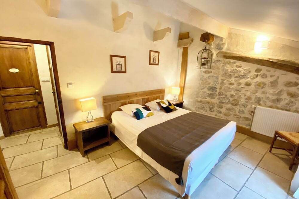 Appartement entier, Gîte 4* pour 6p, 3ch, 100m2, Piscine Interieure Chauffee, Patio in Vallon-Pont-d'Arc, Ardèche