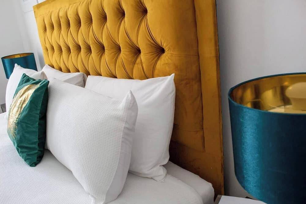 Entire apartment, Stay in this lovely home, perfect for large families & groups for a comfortable and convenient visit by Shm Stays Group. The space is bright, welcoming, and ideal for both short and longer stays. Close to local shops, transport links, and amenities. in Birmingham, Birmingham Area