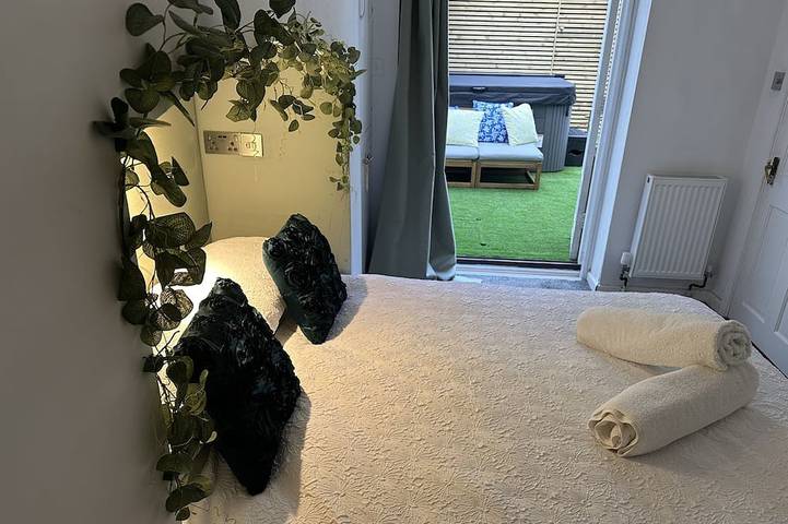Apartment for 6 people, with garden and hot tub, with pets in Cheltenham