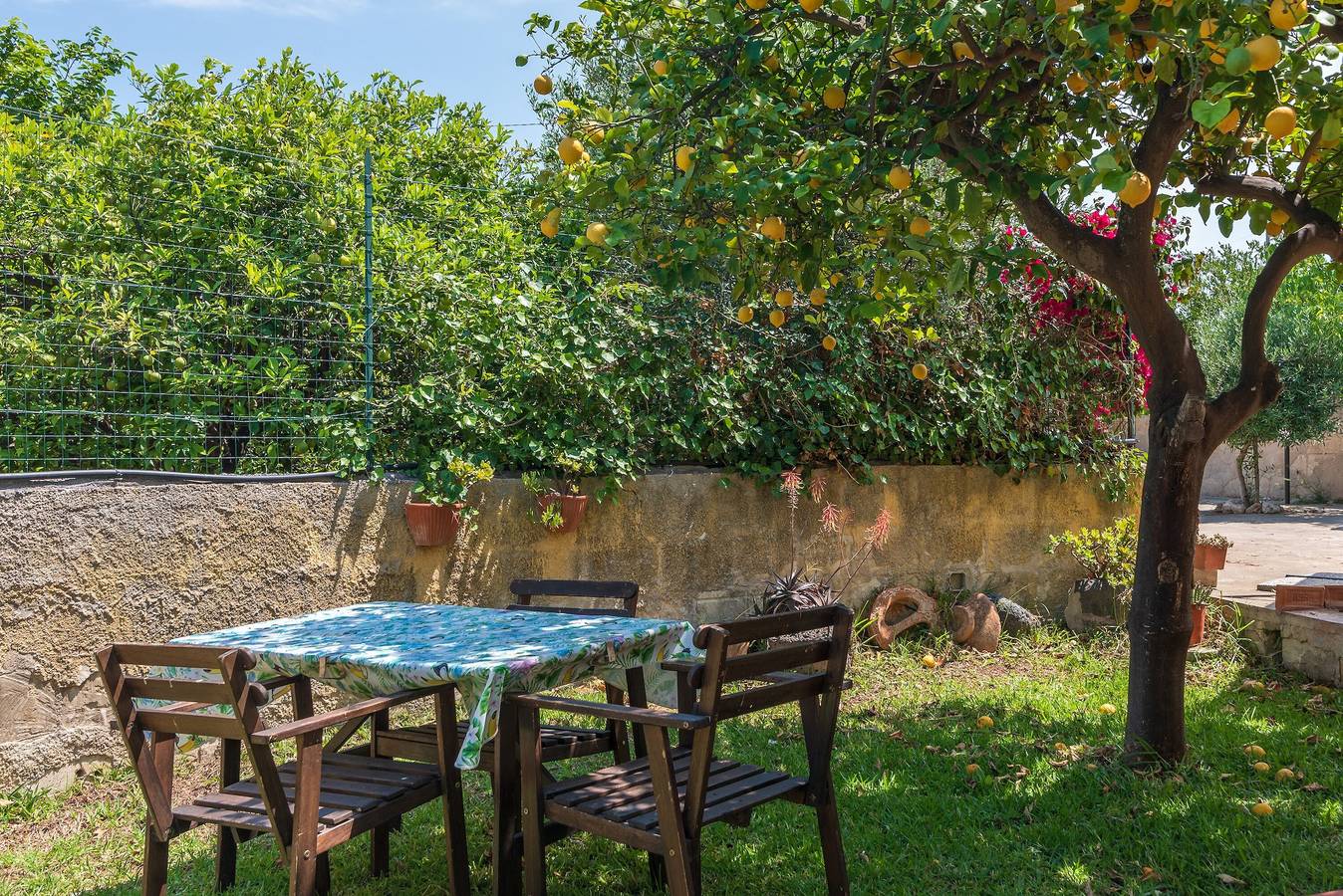 Casa vacacional 'Casale Siculo' con Wi-Fi, jardín y terraza in Caponegro, Avola