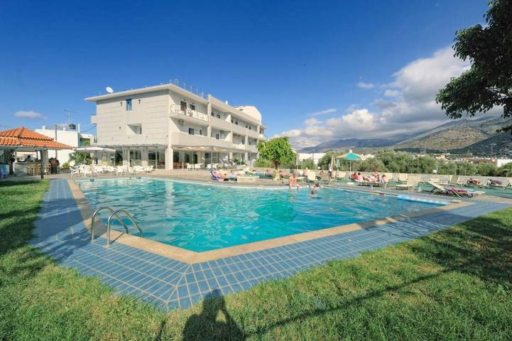 Apartment for 2 people, with garden and pool in Malia