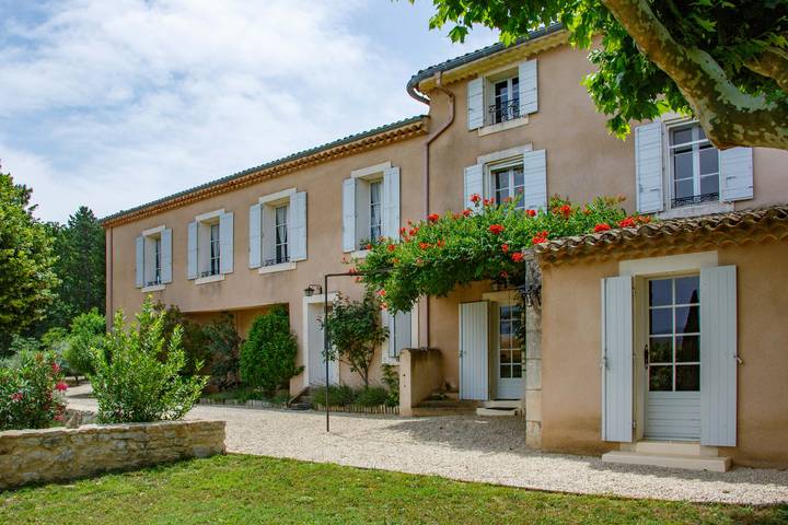Location de vacances pour 17 personnes, avec jardin et piscine, animaux acceptés à Apt