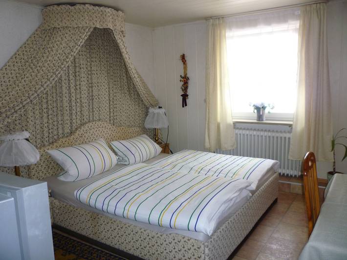 Gasthaus - Pension Am Buchberg - Einzelzimmer mit separatem Badezimmer in Mönchsdeggingen, Schwäbische Alb Radweg Etappe 1 Region