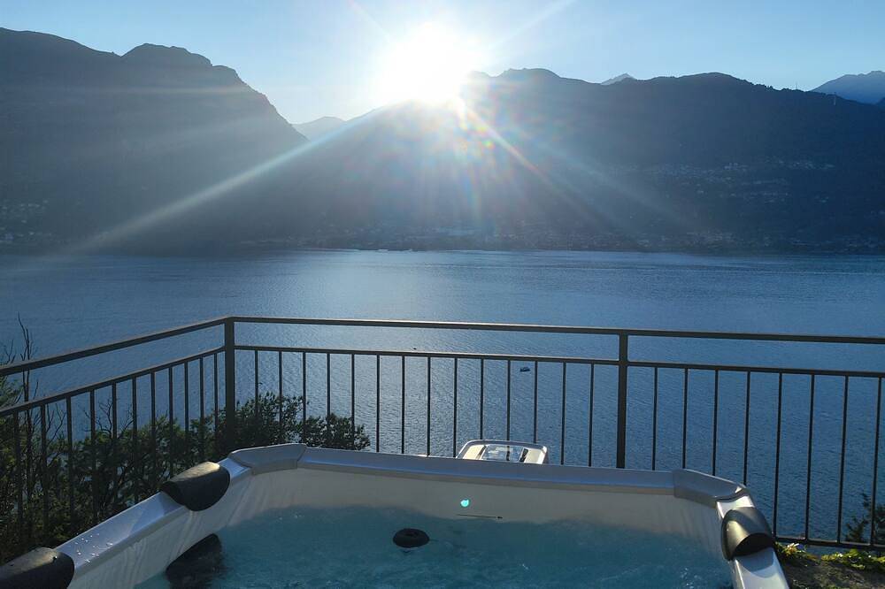 Laguna Blu - Dream Villa with panoramic Jacuzzi on Lake Como in Olgiasca, Colico