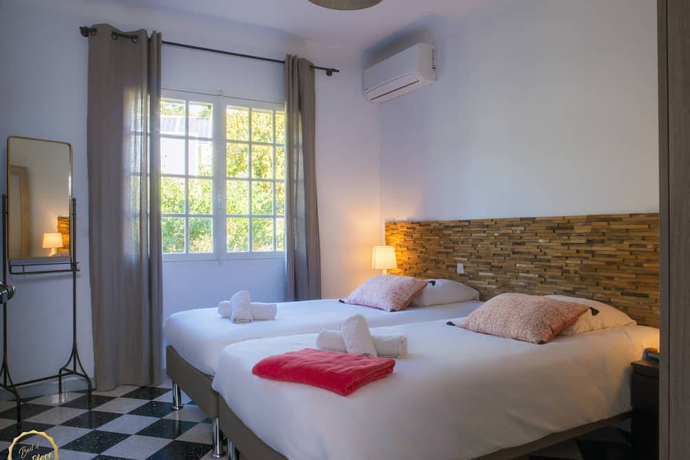 Mas Provençal first floor living room with fireplace and veranda overlooking Alpilles- Vallée des Baux in Paradou, Arles region