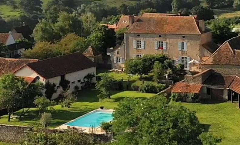 Location de vacances pour 5 personnes, avec vue ainsi que piscine et jardin à Saint-Ythaire - 2