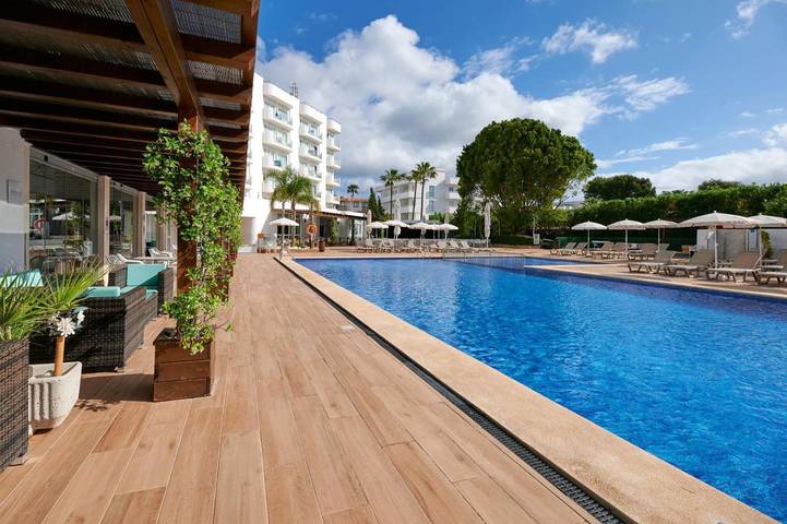 Appart’hôtel pour 3 personnes, avec piscine ainsi que terrasse et vue, animaux acceptés