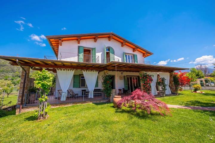 Villa pour 5 personnes, avec terrasse, adapté aux familles dans Massa-Carrara