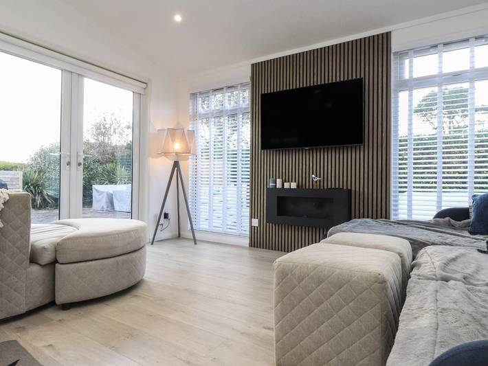 Lodge for 4 people, with pool and garden in Wales