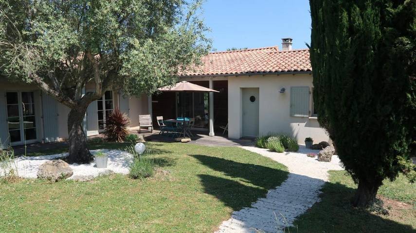 Location de vacances pour 8 personnes, avec vue ainsi que jardin et piscine à Chauray - 3