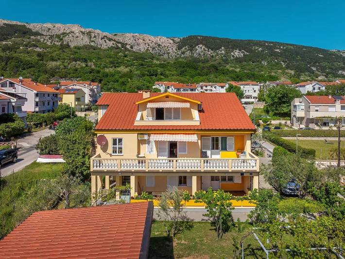 Maison d’hôte pour 8 personnes, avec jardin ainsi que terrasse et vue dans Krk