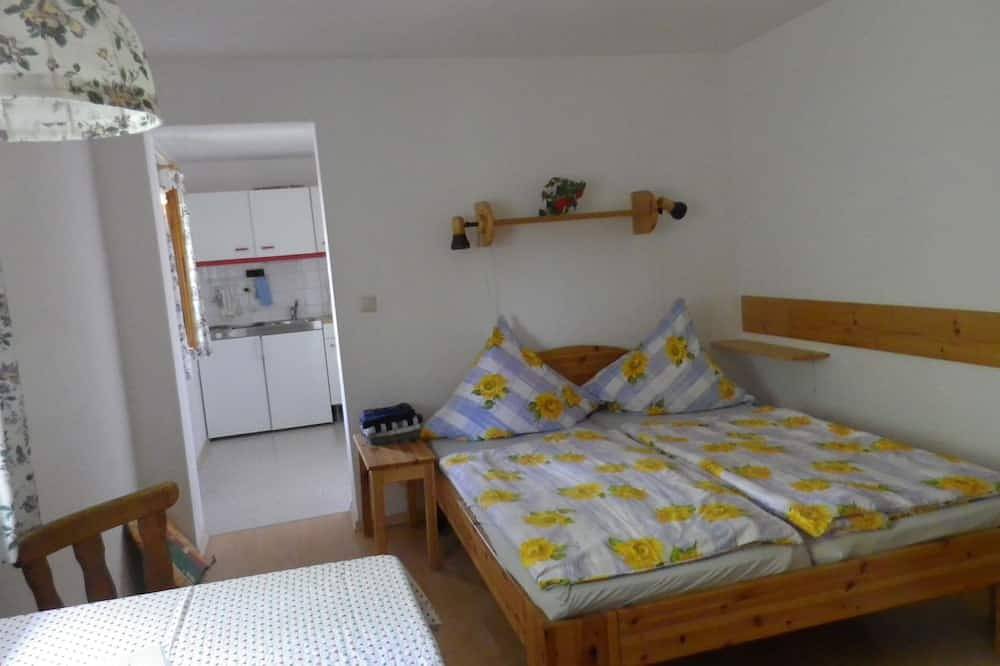 Ganze Wohnung, Appartement 1 - 22 qm -  Wohn-/Schlafraum, Küche, Dusche, Wc, eigener Balkon in Gollenshausen am Chiemsee, Gstadt am Chiemsee