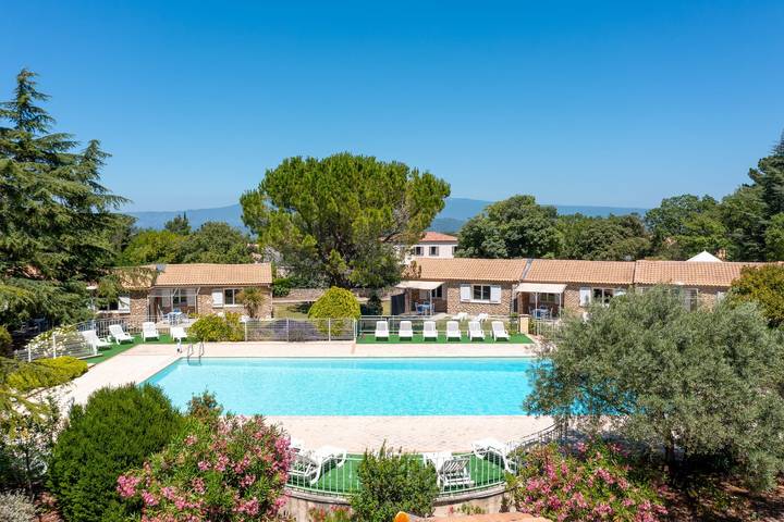 Location de vacances pour 4 personnes, avec Terrasse ainsi que Jardin et Piscine à La Roque-sur-Pernes - 3