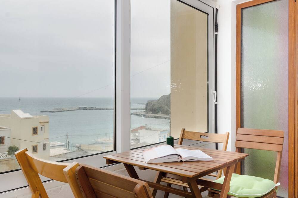 Ganze Wohnung, Double Apartment in quiet neighborhood. 3 minutes distance to the beach in Karpathos