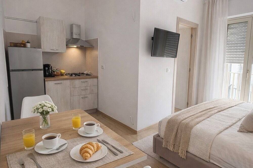 Entire apartment, Studio apartment with kitchenette in the center and near the sea in Peschici, Peschici region
