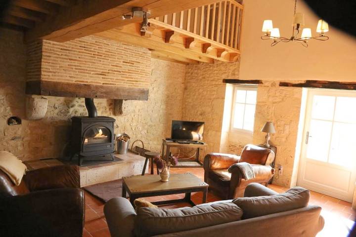 Location de vacances pour 6 personnes, avec piscine ainsi que vue et jardin à Ligueux - 4