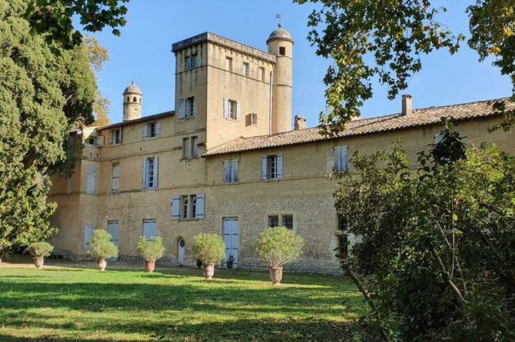 Location de vacances pour 7 personnes, avec terrasse ainsi que piscine et jardin à Aimargues