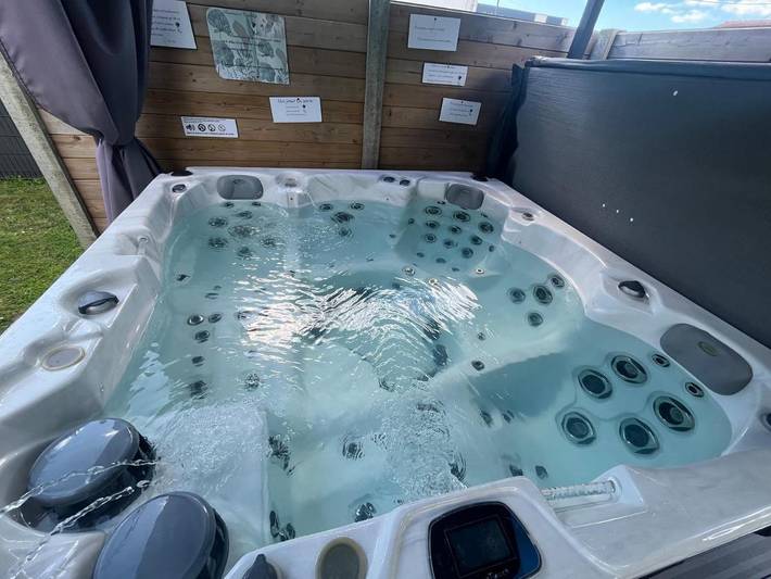 Gîte pour 2 personnes, avec jacuzzi ainsi que terrasse et jardin à Saint-Vincent-de-Tyrosse