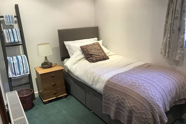 Oxford. C16th Cottage In Courtyard Setting. Garden.  Parking. Free Wifi. in Wheatley, Oxfordshire