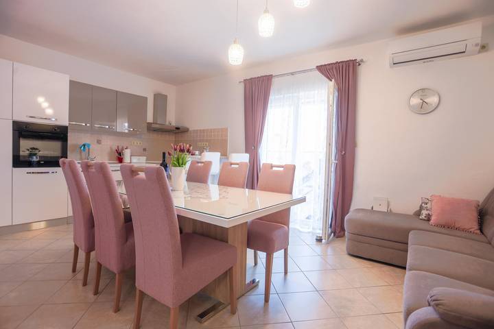 Ferienwohnung für 5 Personen, mit Meerblick und Balkon in Podstrana