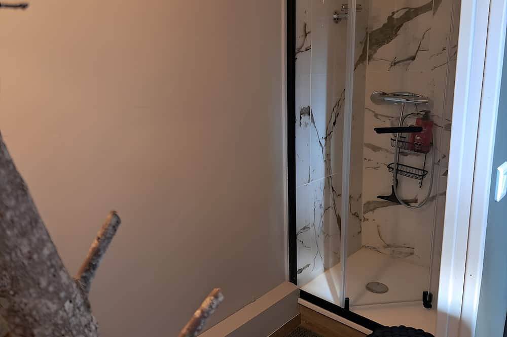 Chambre d’hôtes « La Chambre Jp à La Parenthèse » : vue montagne, jardin partagé, Wi-Fi in Folles, Région de Bellac