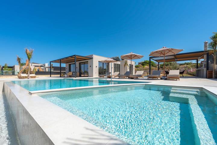 Vakantiehuis voor 10 personen, with Balkon and Terras as well as Tuin and Zwembad in Chersonissos
