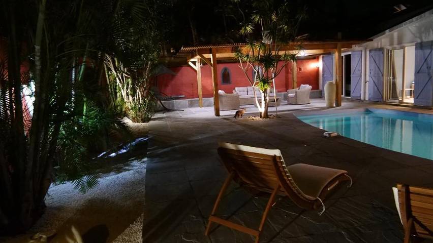 Location de vacances pour 10 personnes, avec piscine ainsi que vue et jardin dans Port de Saint-Gilles les Bains - 4