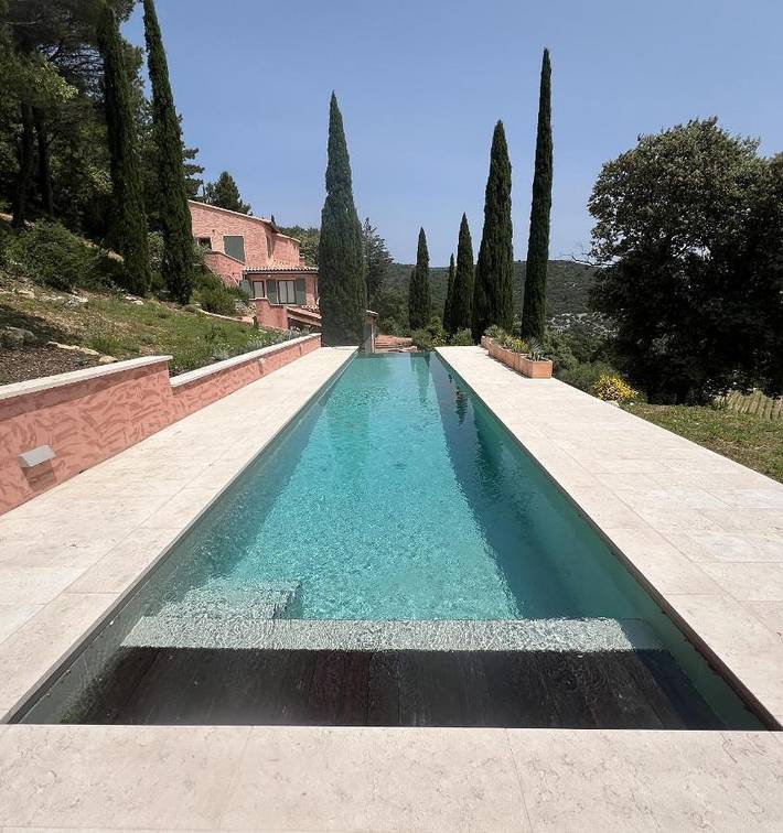 Location de vacances pour 12 personnes, avec piscine ainsi que vue et jardin à Suzette