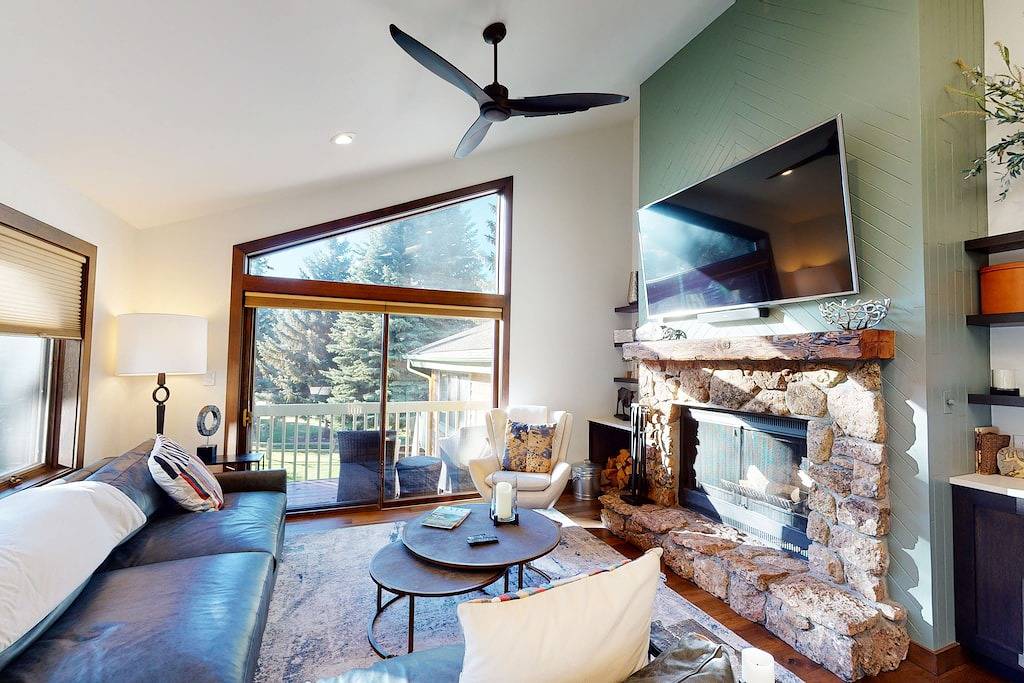 Ganze Wohnung, Modern Mountain Condo w/ Balcony - Walk to the Riverfront Express Gondola in Avon, Beaver Creek