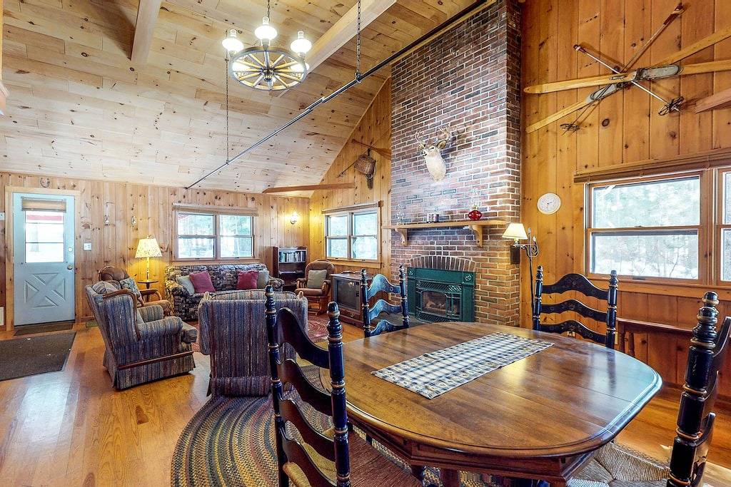 Haus am See w / private Dock, Kiesstrand & geschlossene Veranda - Hunde willkommen! in Greenville (ME), Moosehead Lake