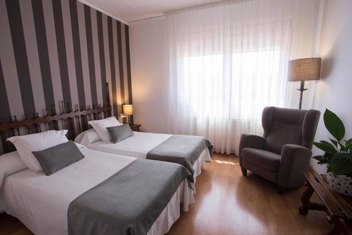 Hôtel pour 10 personnes, avec terrasse ainsi que jardin et jacuzzi à Tremp - 2