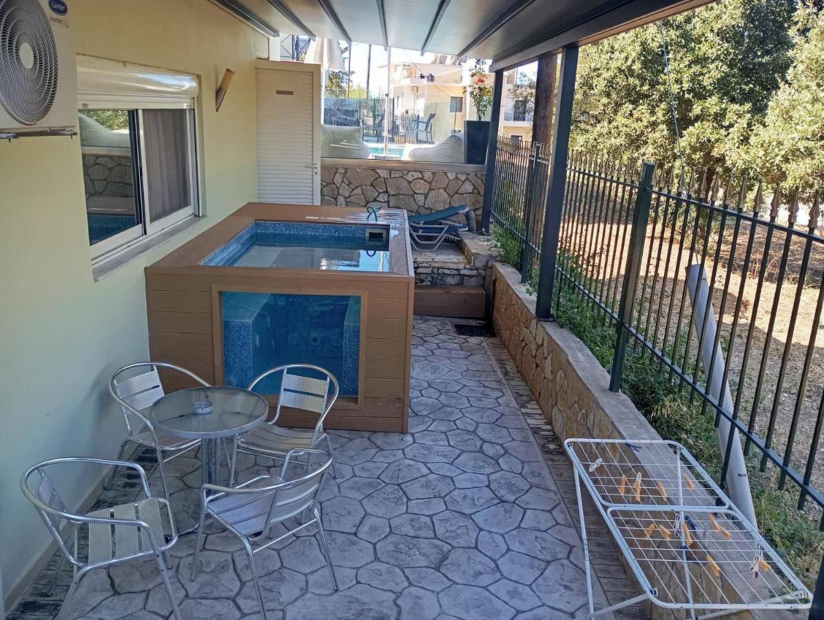 Semiramis Suites with pool in Plaża Vergas, Kalamata