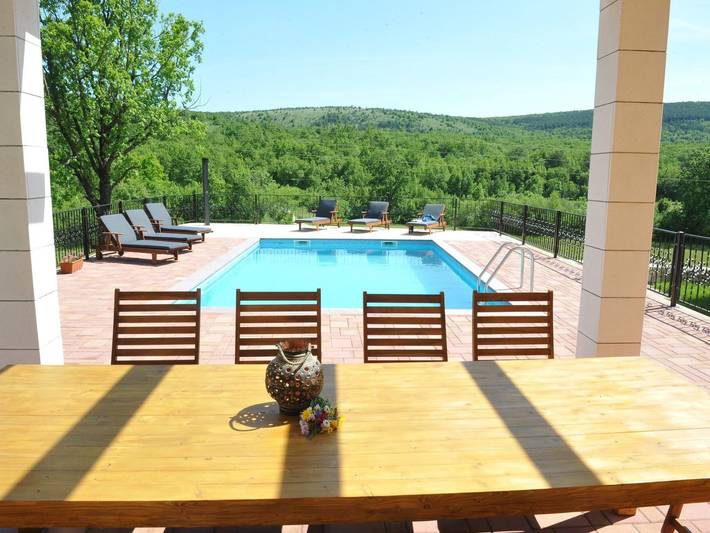 Alleinstehendes Ferienhaus mit Swimmingpool in Makarska Riviera