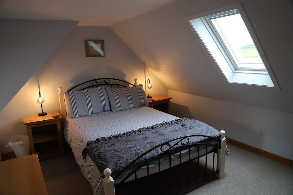 Traditionelles Croft Cottage mit Blick auf den Snizort River - Portree, Isle of Skye in Highlands