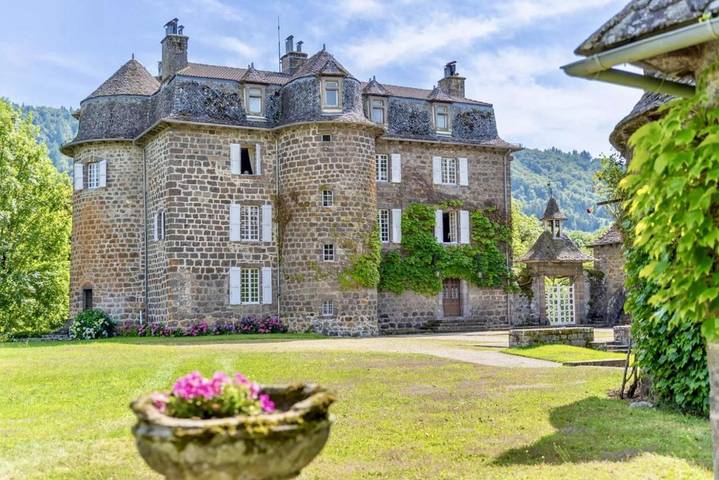 Chambre d’hôte pour 4 personnes, avec Terrasse et Jardin ainsi que Piscine et Vue dans le Cantal - 2