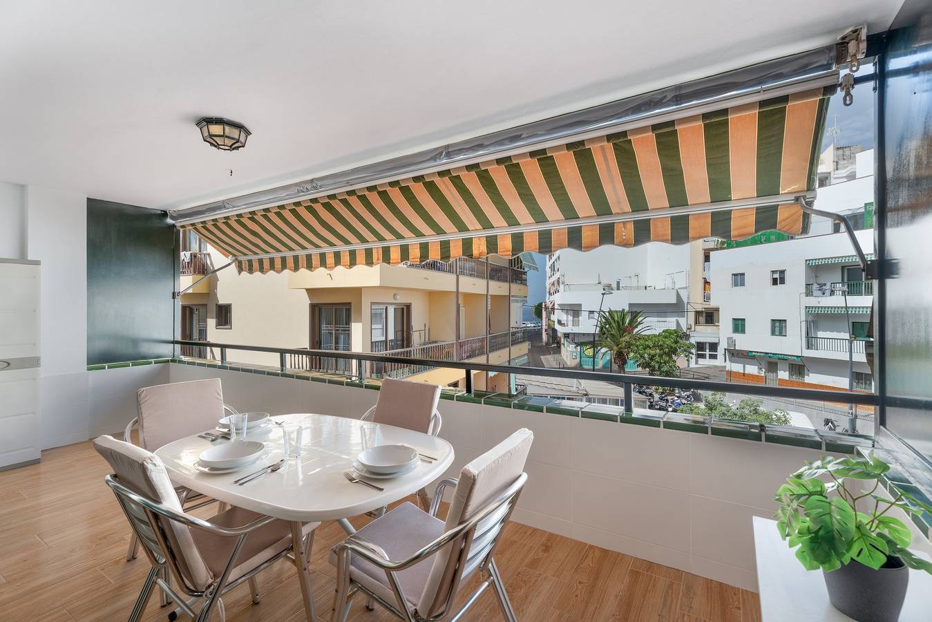 Ganze Wohnung, Ferienwohnung 'Tomasol' mit Meerblick, privater Terrasse und Wlan in Los Cristianos, Arona