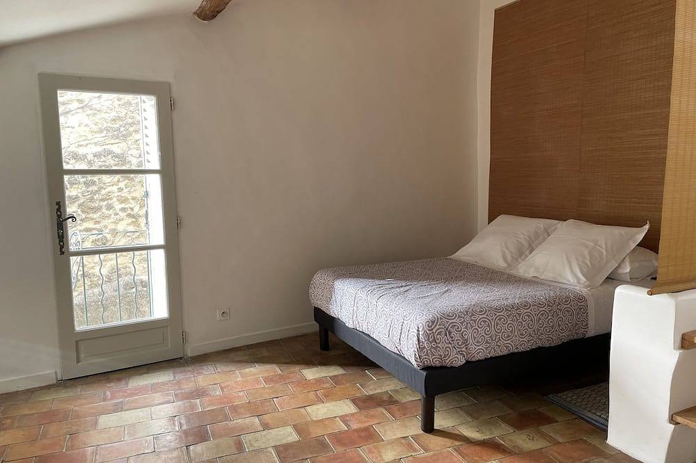 Maison de Village Climatisée, Patio, 3 Chambres, Climatisation, Animaux Acceptés in Lauris, Parc naturel régional du Luberon