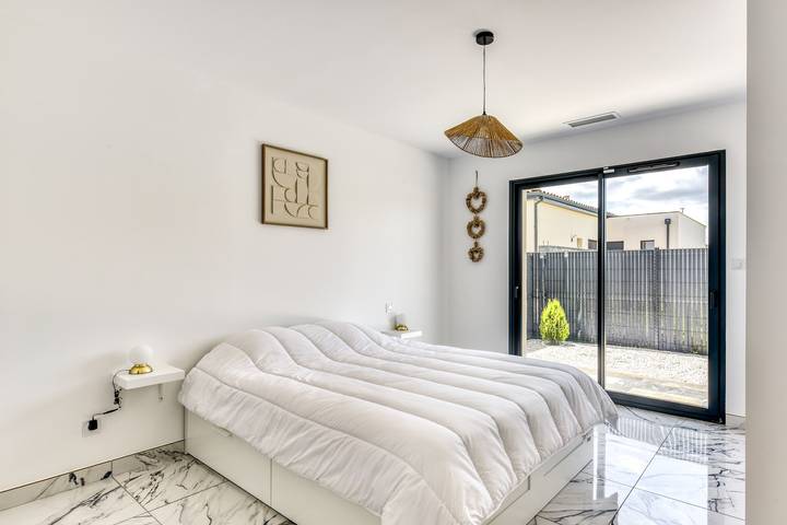 Location de vacances pour 6 personnes, avec terrasse ainsi que jardin et piscine à Olonzac - 4