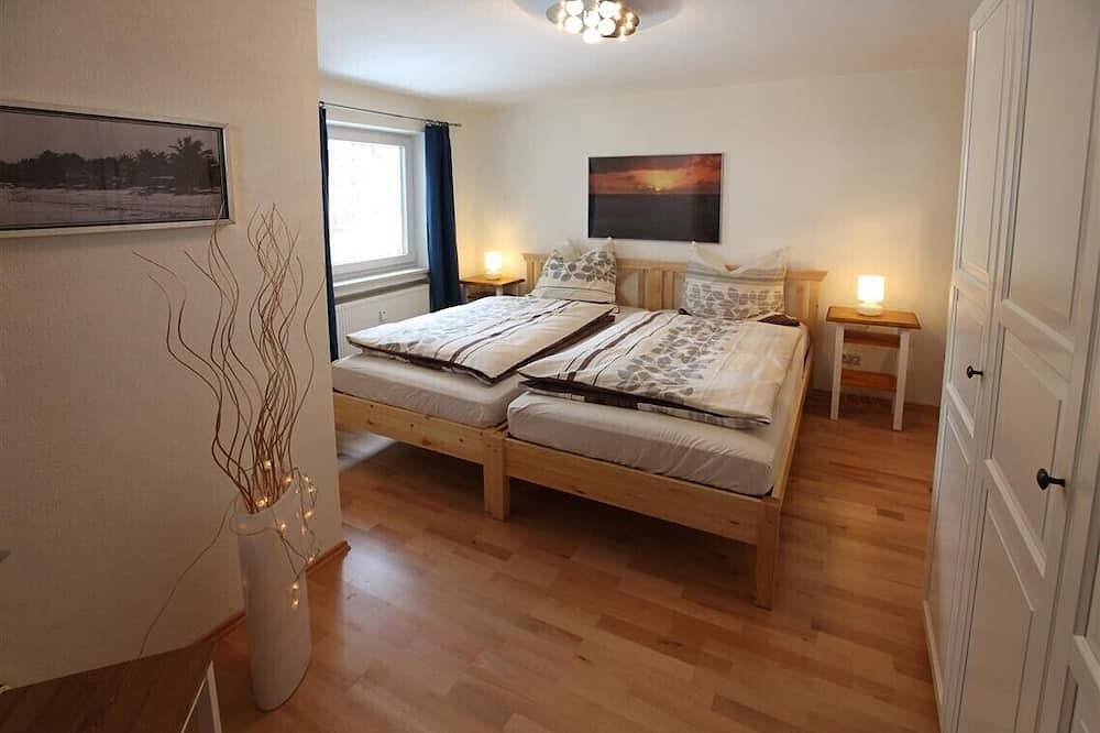 Schoene, liebevoll komplett renovierte Ferienwohnung direkt unter dem Karwendel. in Mittenwald, Bayerische Alpen