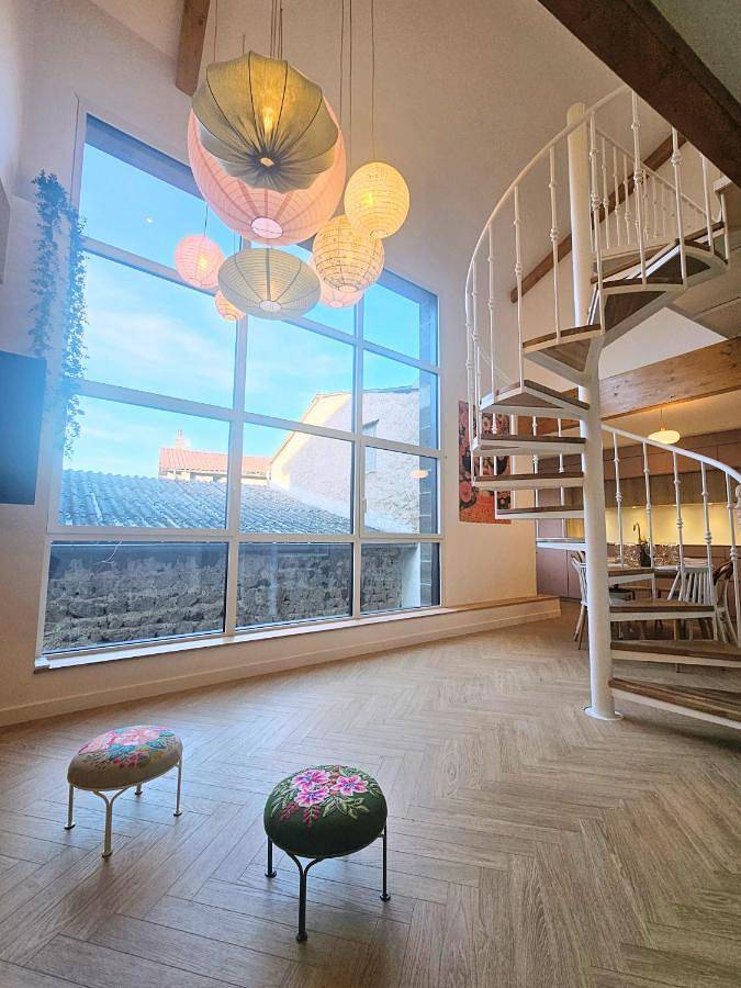 Location de vacances pour 7 personnes, avec vue et terrasse à Orcet