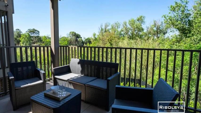 Gîte pour 7 personnes, avec Balcon ainsi que Terrasse et Piscine dans Plage de la Farinette