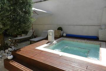 Gîte pour 4 personnes, avec jardin et jacuzzi à Maubec